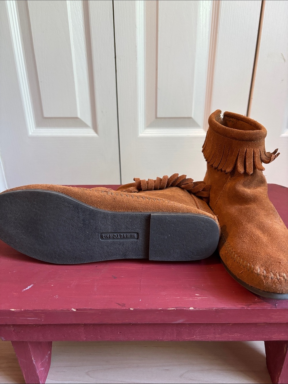 Minnetonka Ankle Fringe Moccasin Boots. Size 8 - Picture 3 of 5